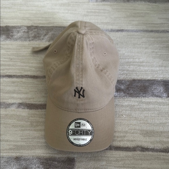 New Era Beige Yankees Adjustable Cap - Picture 1 of 5